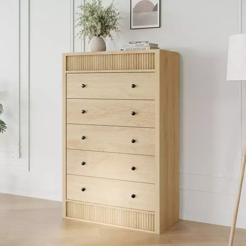 Cassettiera moderna in legno, comò a 5 cassetti scanalati, largo 80 cm, ideale per camerette, corridoi e soggiorni