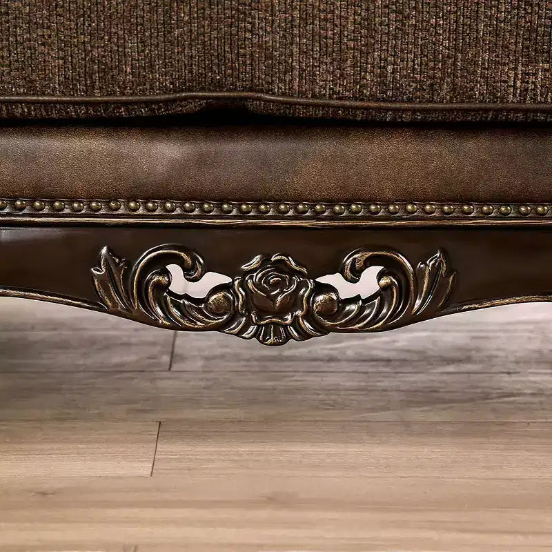 Divanetto tradizionale con borchie decorative marrone