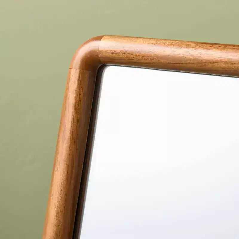 Specchio accentato in legno con piedini in ottone
